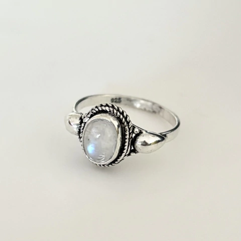 Anillo en Plata con Piedra de la Luna