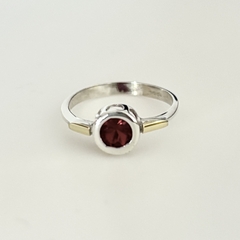 Anillo en Plata y Oro con Cubic rojo en internet