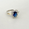 Anillo tipo Lady Di en Plata y Oro con Cubic Azul y blancos