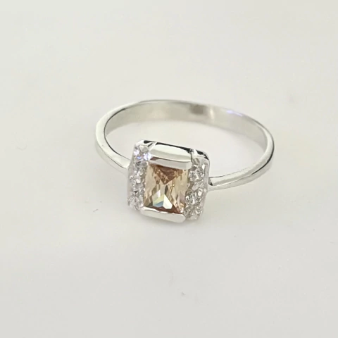 Anillo en Plata con Cubic ámbar, Zirconias