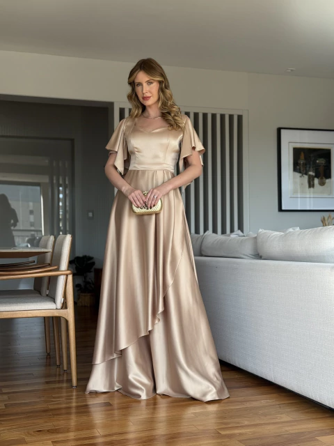 Vestido Longo de Festa Evasê Amanda Dourado Moderno Liso Com Mangas e Saia com Camada Assimétrica e Sofisticada. - comprar online