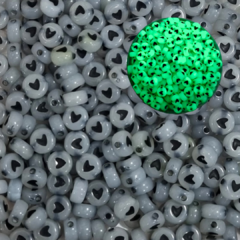 CUENTAS DE CORAZÓN NEGRO QUE BRILLAN EN LA OSCURIDAD - 20GR