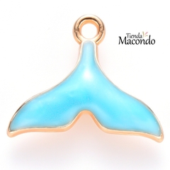 COLA BALLENA ESMALTADA CELESTE (1 UNIDAD)