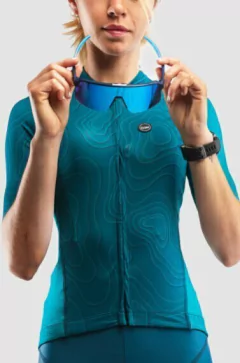 REMERA CORTA OX CUSTOM TOPOGRAPHIC PETROLEO MUJER en internet