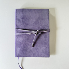 CUADERNO GAMUZA - 33 LAVANDA FUERTE 14X21 LAZOS - comprar online