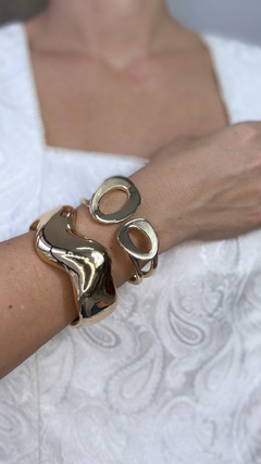 Bracelete de metal dourado - Antonieta Brechó