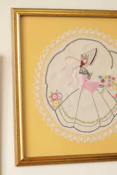 Antigo tecido bordado emoldurado. na internet