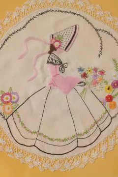 Antigo tecido bordado emoldurado. - Antonieta Brechó