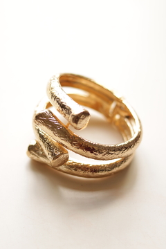 Bracelete dourado na internet
