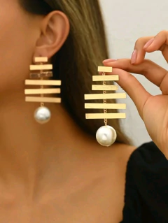 Brinco placas e pérola