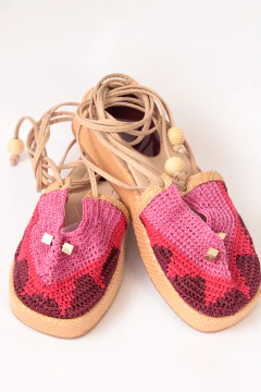 Sandália de couro e crochê