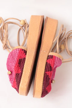 Sandália de couro e crochê na internet