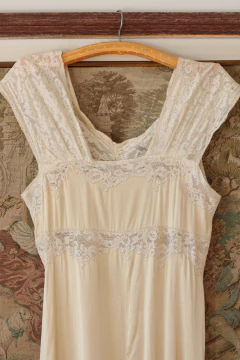 Imagem do Slip dress anos 50/60 de seda bordada P