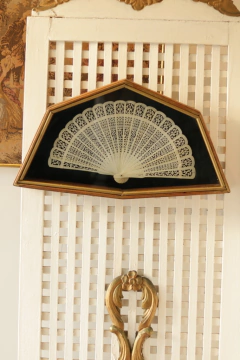 Caixa com antigo leque trabalhado.