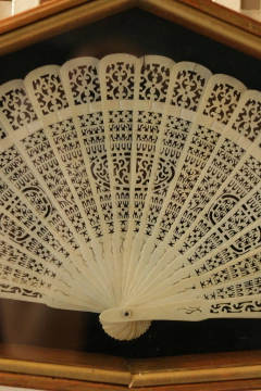 Caixa com antigo leque trabalhado. - Antonieta Brechó