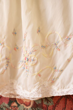 Saia/anágua anos 40 na internet