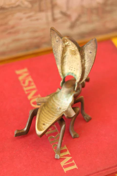 Antiga vespa de bronze - loja online