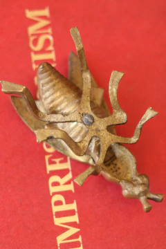 Imagem do Antiga vespa de bronze