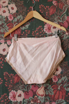 Lingerie anos 60 de seda P na internet