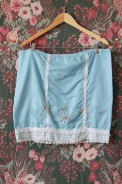 Anágua vintage bordada P/M na internet