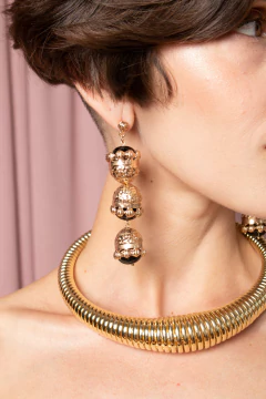 Brinco pêndulo dourado na internet