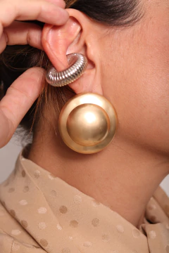 Brinco esfera fosco. na internet