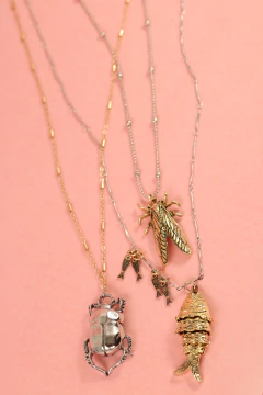 Colar triplo insetos na internet