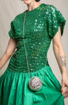 Pequena bolsa de metal vintage na internet