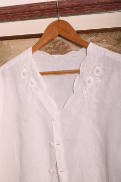 Blusa de linho bordada M - comprar online