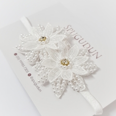 Flor de guipir cravejada de pérolas e pontos de strass - comprar online