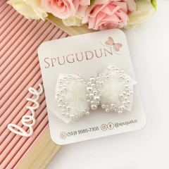 Laço pelúcia cravejado de pérolas (Unidade)