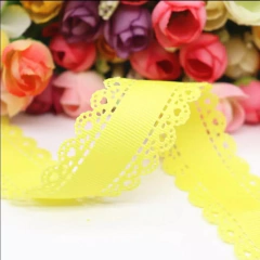 Laço Antônia com uma ponta e fita vazada (Unidade) na internet