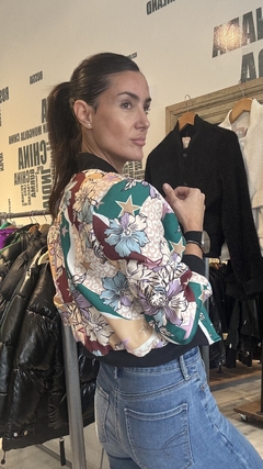 Imagen de CAMPERA BOMBER WILD FLOWER