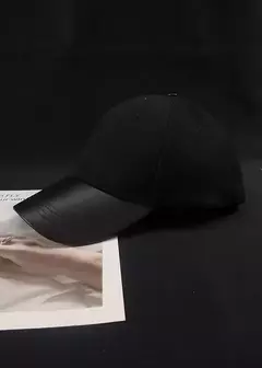 GORRA DE PAÑO Y ECO CUERO - LA CLOTTA SHOWROOM