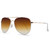 O Óculos de Sol Aviador Classic Rosê e Branco possui um design clássico, em formato aviador, armação em metal rosê e ponteiras de acetato na cor branca. Lentes degrade na cor marrom.
