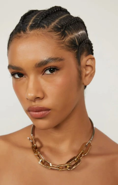 Modelo usando colar Animale com corrente de elos e fecho com gancho, destaque para o estilo moderno e contemporâneo.