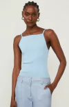 Top Animale de tricot azul com decote quadrado, modelo feminino usando calças claras.
