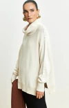 Blusa Ambicione POR Anselmi ampla off white com gola alta, destacando detalhes de tricot e punhos largos.