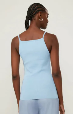 Top Animale de tricot azul com decote quadrado, modelo feminino usando calças claras.