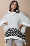 Capa Ampla da BIAMAR em tom Off White com aplicação de pele fake, destacando padrão em preto e branco, modelada por uma mulher.