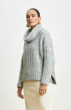 Modelo usando blusa ambicione por anselmi cinza de gola avulsa com textura canelada, destacando estilo e conforto.
