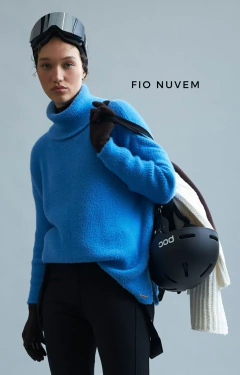 Modelo usando blusa ambicione por anselmi da coleção inverno 2025 azul de fio nuvem com gola alta