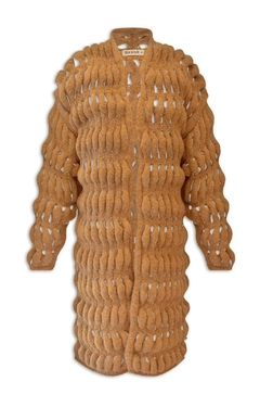 Casaco alongado em ponto bolha na cor caramelo, com design moderno e texturizado.