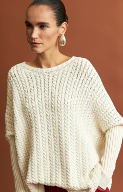 Capa Ambicione por Anselmi com gola removível na cor cru, destacando o padrão trançado e um design moderno.