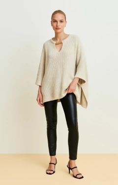 Capa Ambicione Por Anselmi com Calça de Couro e Malha atrás