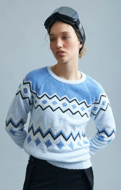 Blusa Ambicione por anselmi azul claro com padrões geométricos, usada por modelo com óculos de neve e faixa de cabelo.