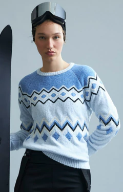 Modelo vestindo a blusa Ambicione por Anselmi em azul claro, com padrões geométricos em tons de azul e preto.