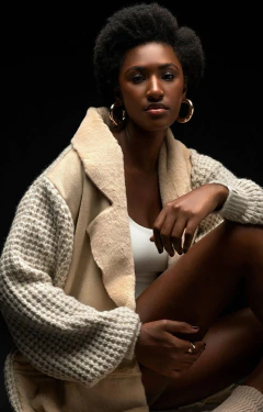 Casaco Feminino Biamar de Tricot alongado, na cor bege, perfeito para o inverno