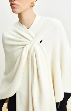 Capa Ambicione Por Anselmi Amarração na cor Off White, com detalhe de amarração, usada por uma modelo.