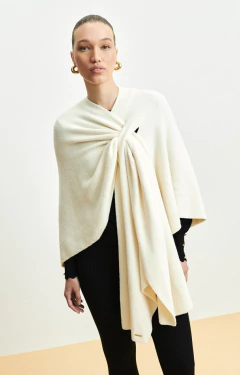 Capa Ambicione Por Anselmi Amarração na cor Off White, com modelagem elegante e amarração na frente, usada por uma modelo.
